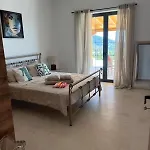 Petite Lily Villa