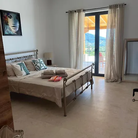 Petite Lily Villa